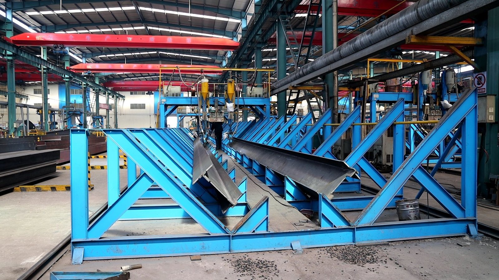 Large span steel production bay